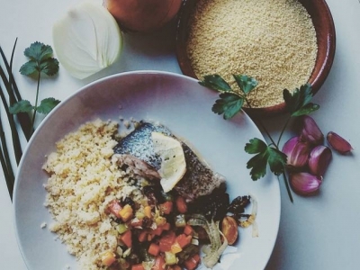Dorada al horno con cebolla y quinoa de verduras: cómo triunfar con un plato fác